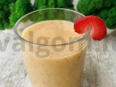 Mango, ananasų, braškių kokteiliai pagrindine nuotrauka