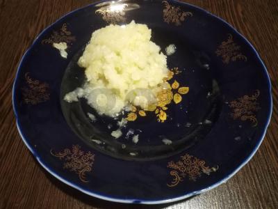 Vištiena, įdaryta graikiniais riešutais ir alyvos pasta Žingsnis 1