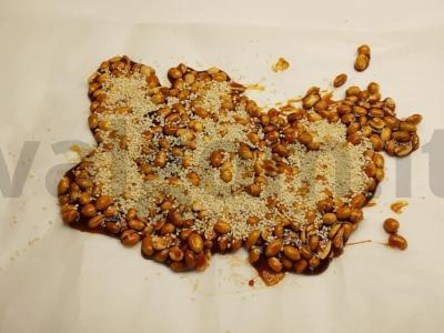 Naminiai žemės riešutų saldainiai su sezamo sėklomis Žingsnis 3
