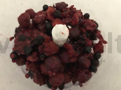 Pieno kokteilis su šaldytomis uogomis Žingsnis 1