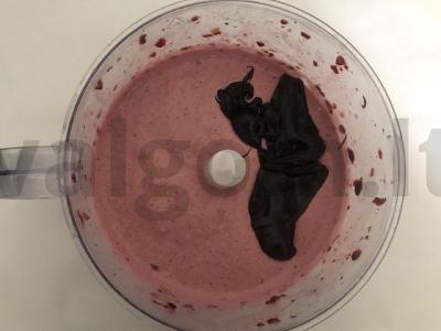 Pieno kokteilis su šaldytomis uogomis Žingsnis 2