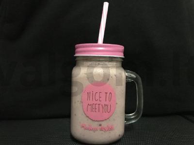 Pieno kokteilis su šaldytomis uogomis pagrindine nuotrauka