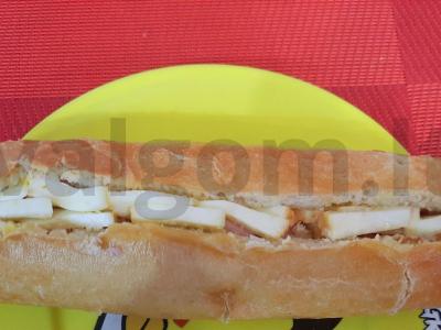 Gausus bagetas su naminiu kumpiu. pagrindine nuotrauka