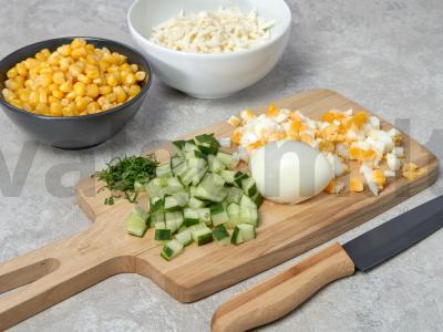 Salotos su kukurūzais ir šprotais Žingsnis 1