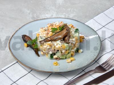 Salotos su kukurūzais ir šprotais pagrindine nuotrauka