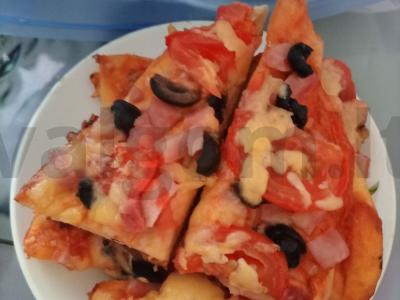 Naminė pica su konservuotais grybais pagrindine nuotrauka