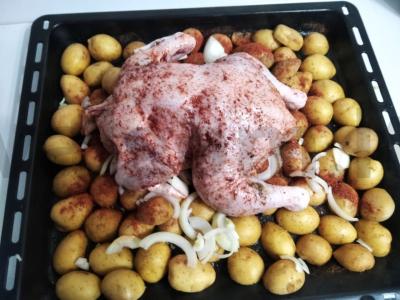 Kepta vištiena ant bulvių skiltelių Žingsnis 4
