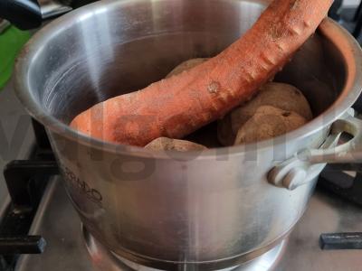 Virtos daržovių salotos su marinuotais agurkais Žingsnis 1
