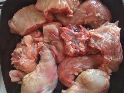 Ožkiena su daržovėmis baltajame vyne Žingsnis 1
