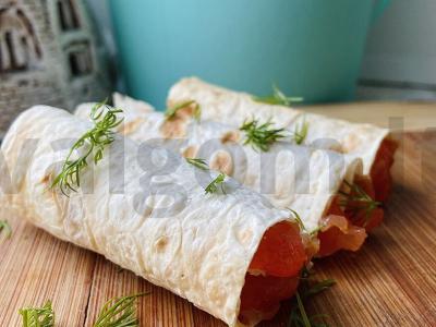 Kepti suktinukai su raudona žuvimi pagrindine nuotrauka