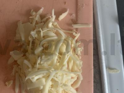 Karšti sumuštiniai su dešra, sūriu ir pomidorais Žingsnis 4