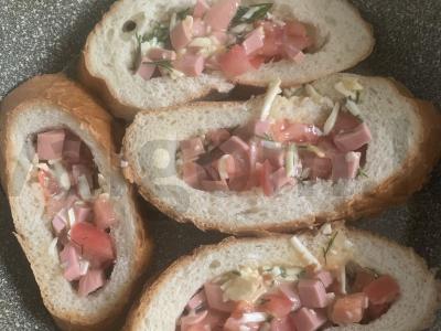 Karšti sumuštiniai su dešra, sūriu ir pomidorais Žingsnis 7