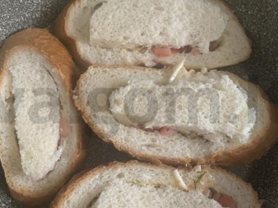 Karšti sumuštiniai su dešra, sūriu ir pomidorais Žingsnis 8