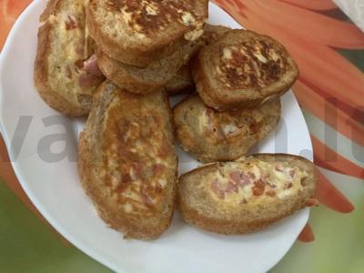 Karšti sumuštiniai su dešra, sūriu ir pomidorais pagrindine nuotrauka