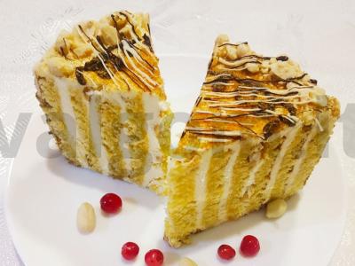 Rudens tortas iš morkų biskvito ir sviestinio kremo su žemės riešutais pagrindine nuotrauka