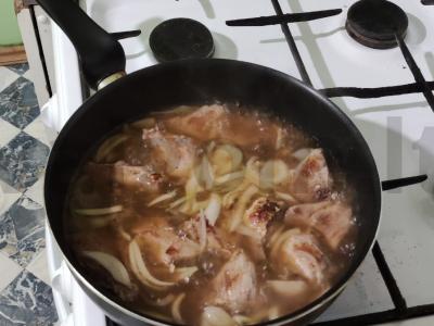 Troškinta kiauliena su svogūnais Žingsnis 3