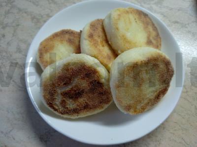 Sūrio pyragaičiai su traškia plutele pagrindine nuotrauka