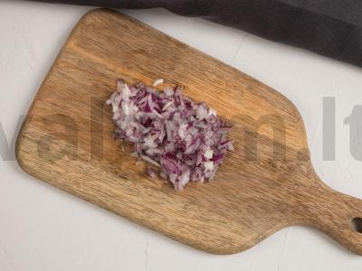 Žuvies pašteto salotos su alyvuogėmis ir raudonaisiais svogūnais Žingsnis 2