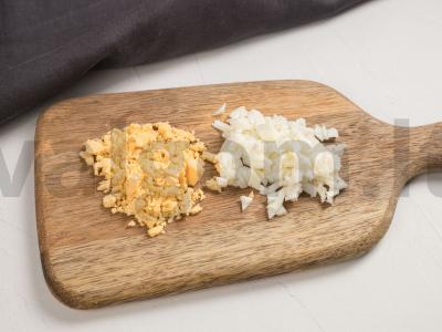 Žuvies pašteto salotos su alyvuogėmis ir raudonaisiais svogūnais Žingsnis 3