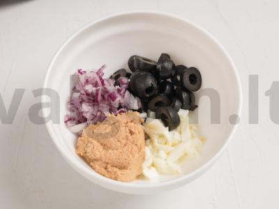 Žuvies pašteto salotos su alyvuogėmis ir raudonaisiais svogūnais Žingsnis 4