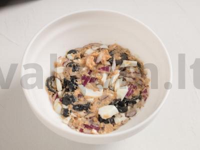 Žuvies pašteto salotos su alyvuogėmis ir raudonaisiais svogūnais Žingsnis 5