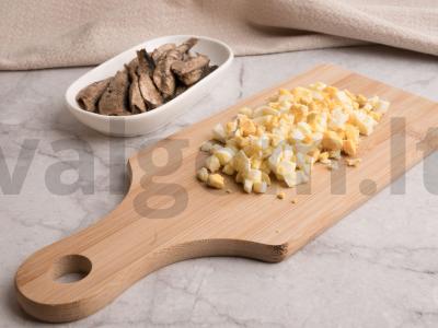 Bagetė, įdaryta kiaušiniais, šprotais ir marinuotais agurkais Žingsnis 1