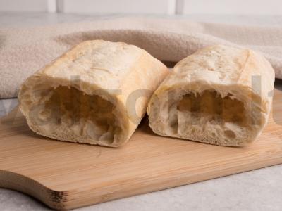 Bagetė, įdaryta kiaušiniais, šprotais ir marinuotais agurkais Žingsnis 2