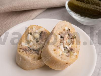 Bagetė, įdaryta kiaušiniais, šprotais ir marinuotais agurkais Žingsnis 4