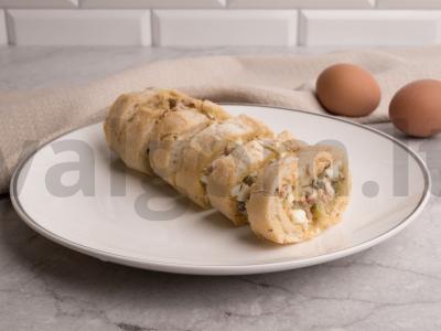 Bagetė, įdaryta kiaušiniais, šprotais ir marinuotais agurkais pagrindine nuotrauka