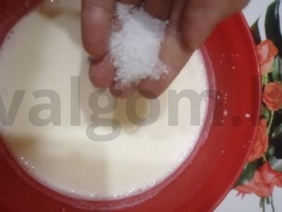 Kiaušinių ir žaliųjų svogūnų blyneliai Žingsnis 3