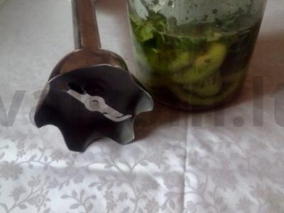 Petražolių, kivių, medaus ir žaliosios arbatos kokteilis Žingsnis 2