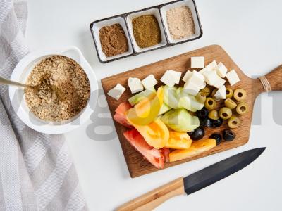 Pomidorų ir suluguni salotos su alyvuogėmis ir žolelėmis Žingsnis 1