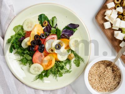 Pomidorų ir suluguni salotos su alyvuogėmis ir žolelėmis Žingsnis 2