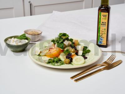 Pomidorų ir suluguni salotos su alyvuogėmis ir žolelėmis pagrindine nuotrauka