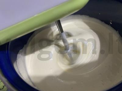 Biskvitinis pyragas su obuoliais Žingsnis 3