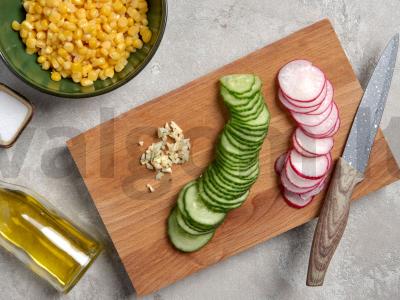 Salotos su kukurūzais, ridikėliais ir agurkais Žingsnis 1