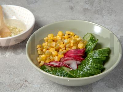 Salotos su kukurūzais, ridikėliais ir agurkais Žingsnis 2