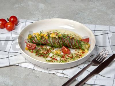 Salotos su kukurūzais, ridikėliais ir agurkais pagrindine nuotrauka