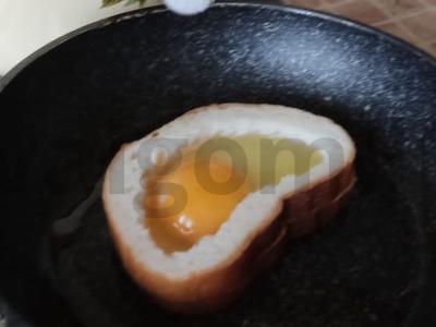 Prancūziško stiliaus kiaušinienė ant baltos duonos Žingsnis 3