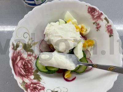 Vasaros salotos su kiaušiniu ir ridikėliais Žingsnis 4