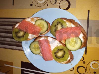 Sumuštiniai su raudona žuvimi ir kiviais pagrindine nuotrauka