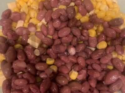 Salotos "5 minutės" su kukurūzais, pupelėmis ir skrebučiais Žingsnis 2