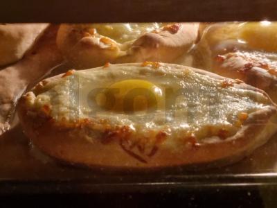 Hachapuri Adžarijos stiliaus su suluguni pagrindine nuotrauka
