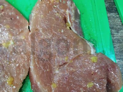 Ant grotelių keptas kiaulienos šnicelis Žingsnis 3