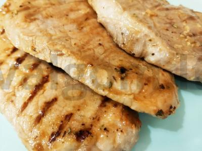 Ant grotelių keptas kiaulienos šnicelis pagrindine nuotrauka