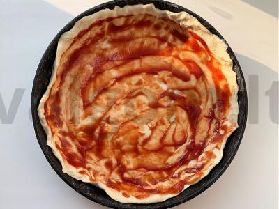 Pica su aštriais marinuotais agurkais. Žingsnis 1