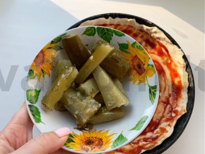 Pica su aštriais marinuotais agurkais. Žingsnis 2
