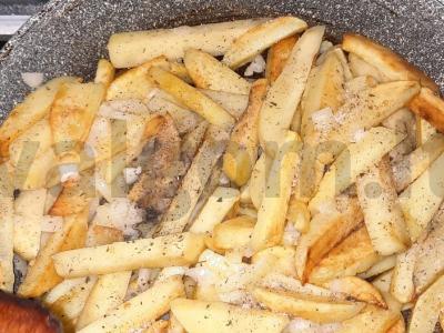 Traškios keptos bulvės su svogūnais Žingsnis 5