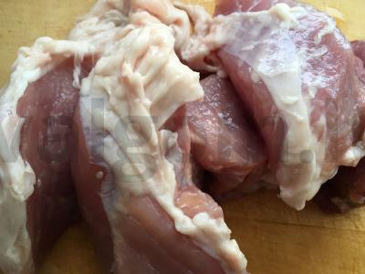 Kiauliena su krienais, bruknių padažu ir ciberžole Žingsnis 1