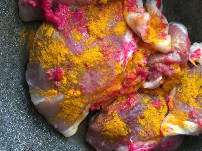 Kiauliena su krienais, bruknių padažu ir ciberžole Žingsnis 3